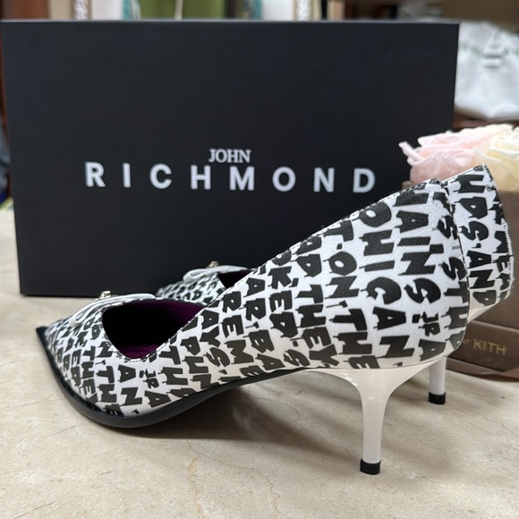 JOHN RICHMOND NAPPA PUMPS IN WHITE W/BLACK PRINT MADE IN ITALY SIZE 39/9 US